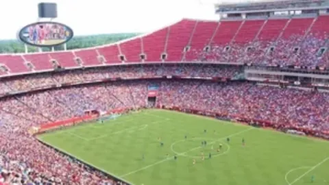 利物浦击败南安普敦，领跑积分榜15分优势显著。